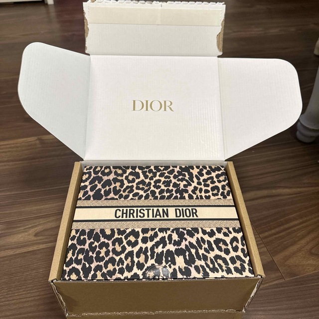 Christian Dior(クリスチャンディオール)のDior 限定 ギフトボックス　箱 ヒョウ柄　レオパード　巾着　クッション レディースのバッグ(ショップ袋)の商品写真