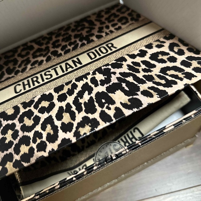 Christian Dior(クリスチャンディオール)のDior 限定 ギフトボックス　箱 ヒョウ柄　レオパード　巾着　クッション レディースのバッグ(ショップ袋)の商品写真