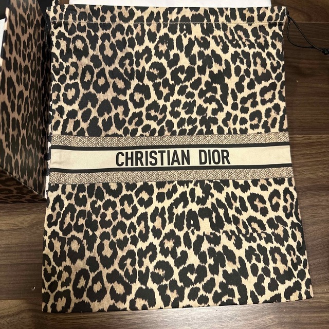 Christian Dior(クリスチャンディオール)のDior 限定 ギフトボックス　箱 ヒョウ柄　レオパード　巾着　クッション レディースのバッグ(ショップ袋)の商品写真