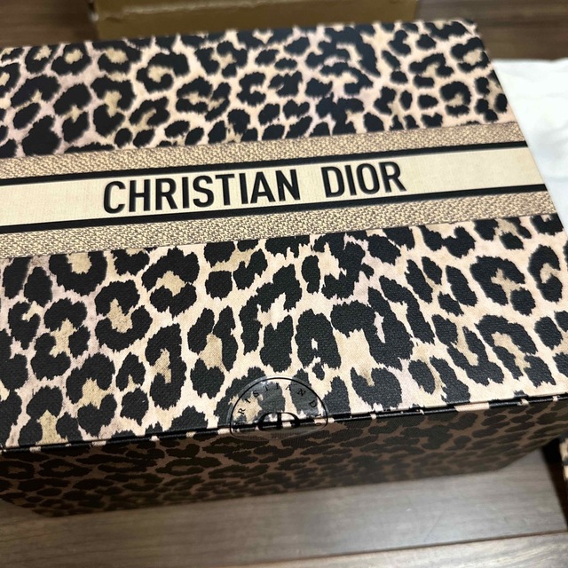 Christian Dior(クリスチャンディオール)のDior 限定 ギフトボックス　箱 ヒョウ柄　レオパード　巾着　クッション レディースのバッグ(ショップ袋)の商品写真