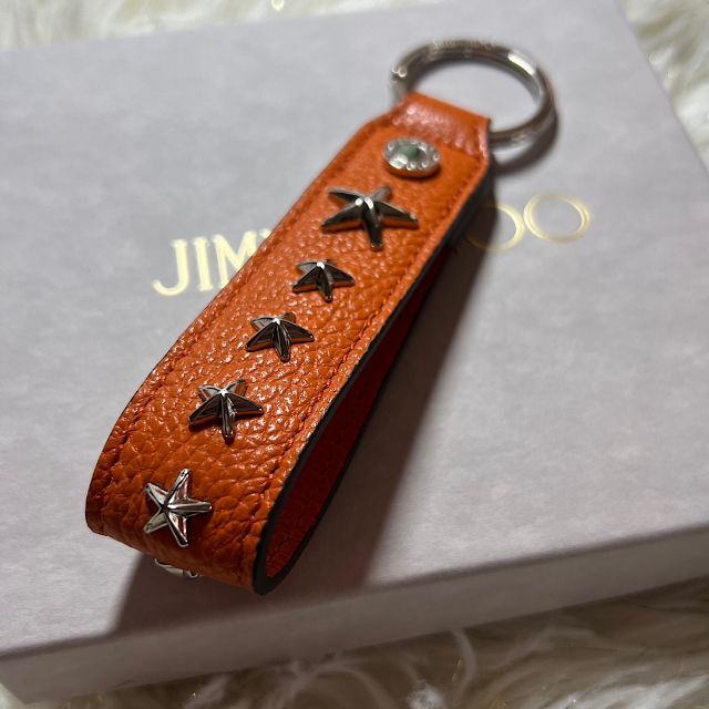 JIMMY CHOO(ジミーチュウ)の新品・箱付き【ジミーチュウ】スタッズ付きキーリング オレンジカラー メンズのファッション小物(キーホルダー)の商品写真