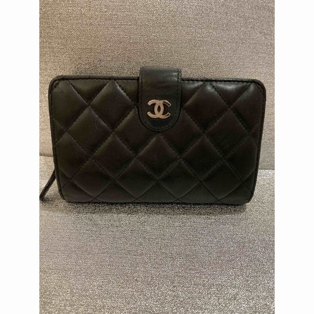 CHANEL(シャネル)のChanelシャネル　マトラッセ  二つ折り財布　ブラック　正規品 レディースのファッション小物(財布)の商品写真