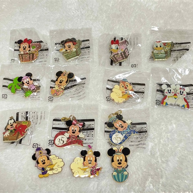 【非売品】未使用品 ディズニー ピンバッジ チャーム まとめ売り ⸜❤︎⸝ | フリマアプリ ラクマ ディズニー ピンバッジ&チャーム
