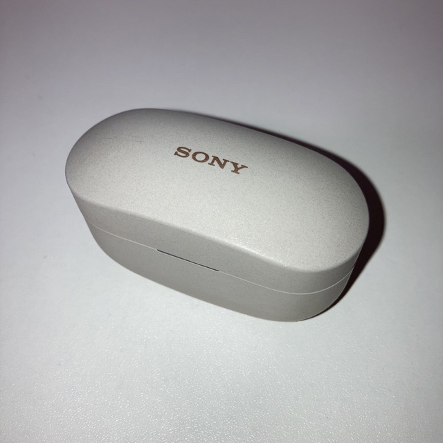 SONY(ソニー)の超美品　SONY WF-1000XM4　充電ケースのみ　充電器　プラチナシルバー スマホ/家電/カメラのオーディオ機器(ヘッドフォン/イヤフォン)の商品写真