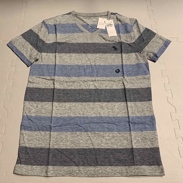 Abercrombie&Fitch(アバクロンビーアンドフィッチ)のアバクロ　ＶネックTシャツ　グレーボーダー　日本Sサイズ相当 メンズのトップス(Tシャツ/カットソー(半袖/袖なし))の商品写真