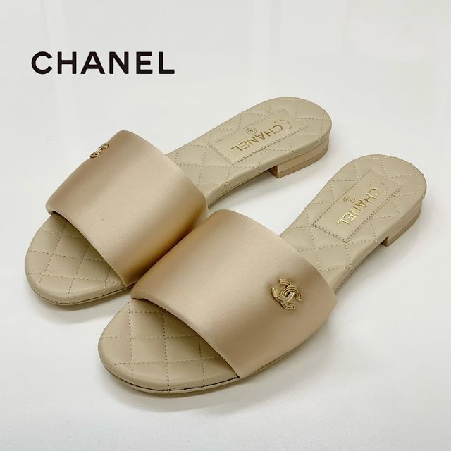CHANEL(シャネル)の5972 未使用 シャネル サテン ココマーク フラットサンダル ベージュ レディースの靴/シューズ(サンダル)の商品写真