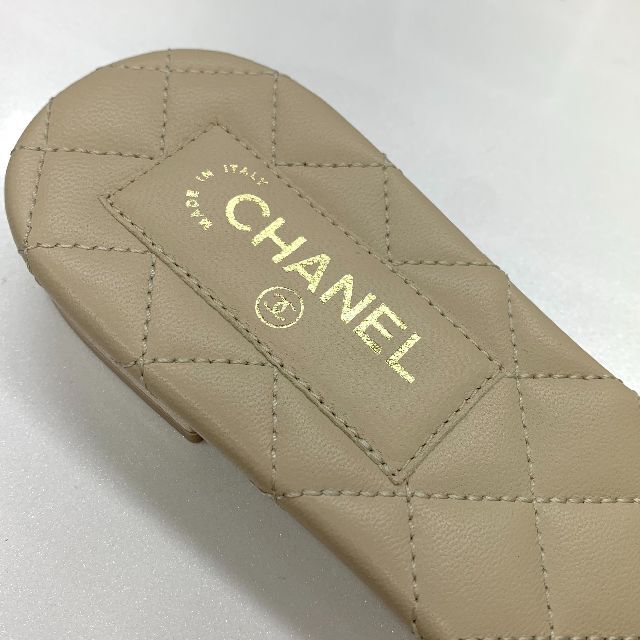 CHANEL(シャネル)の5972 未使用 シャネル サテン ココマーク フラットサンダル ベージュ レディースの靴/シューズ(サンダル)の商品写真