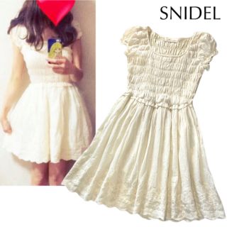 スナイデル(SNIDEL)の【新品】SNIDEL フラワージャガード フレアワンピース ふんわり白系 フリル(ミニワンピース)