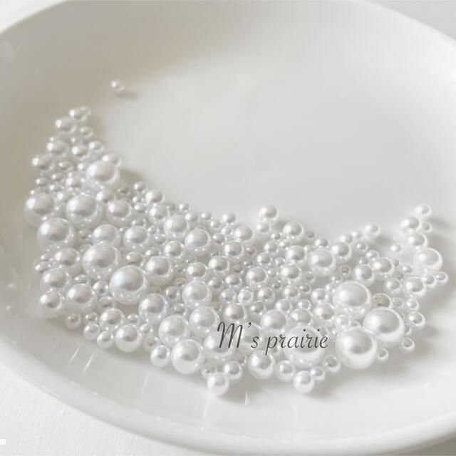 5サイズミックス 穴無しツヤパール ホワイト 白 10gハンドメイド デコ ハンドメイドの素材/材料(各種パーツ)の商品写真