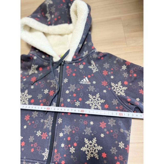 adidas(アディダス)の超美品！adidasガールズ雪の結晶柄ふわふわフード付き厚手裏起毛パーカーグレー キッズ/ベビー/マタニティのキッズ服男の子用(90cm~)(ジャケット/上着)の商品写真