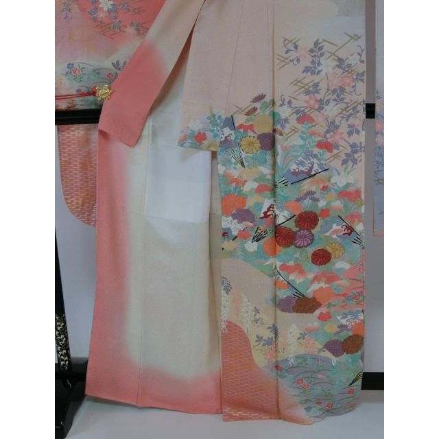 Sお仕立て上がり正絹振袖 甘いローズピンク地に花柄 金糸刺繍 くらし