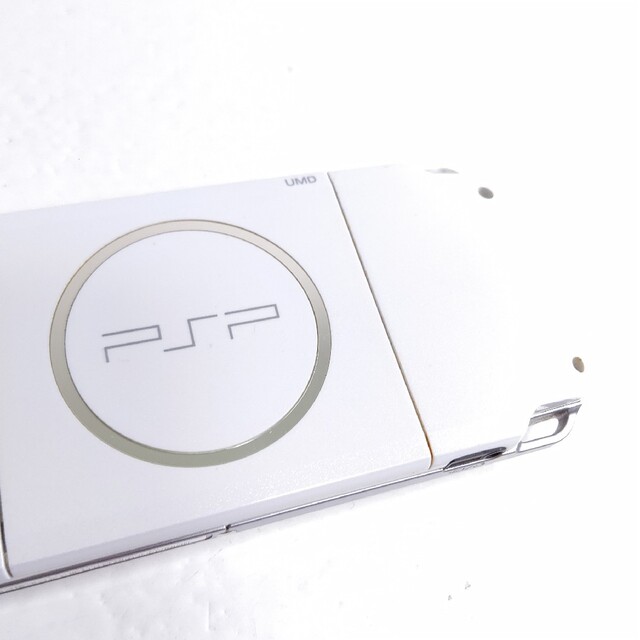 PlayStation Portable(プレイステーションポータブル)のpsp3000 プレイステーションポータブル　パールホワイト　美品　セット エンタメ/ホビーのゲームソフト/ゲーム機本体(携帯用ゲーム機本体)の商品写真