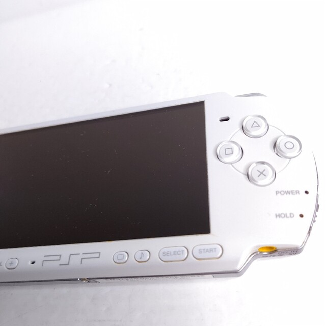 PlayStation Portable(プレイステーションポータブル)のpsp3000 プレイステーションポータブル　パールホワイト　美品　セット エンタメ/ホビーのゲームソフト/ゲーム機本体(携帯用ゲーム機本体)の商品写真