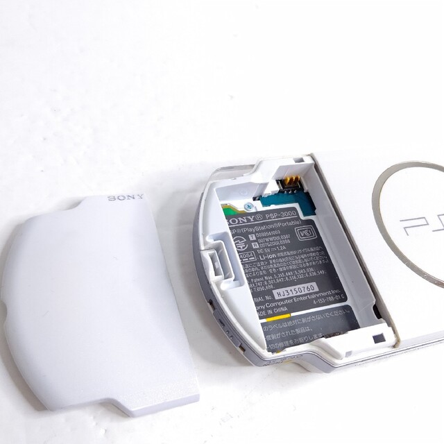 PlayStation Portable(プレイステーションポータブル)のpsp3000 プレイステーションポータブル　パールホワイト　美品　セット エンタメ/ホビーのゲームソフト/ゲーム機本体(携帯用ゲーム機本体)の商品写真