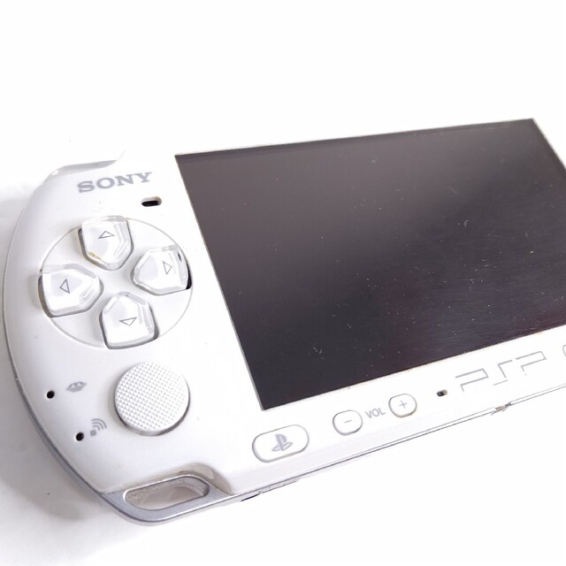 PlayStation Portable(プレイステーションポータブル)のpsp3000 プレイステーションポータブル　パールホワイト　美品　セット エンタメ/ホビーのゲームソフト/ゲーム機本体(携帯用ゲーム機本体)の商品写真