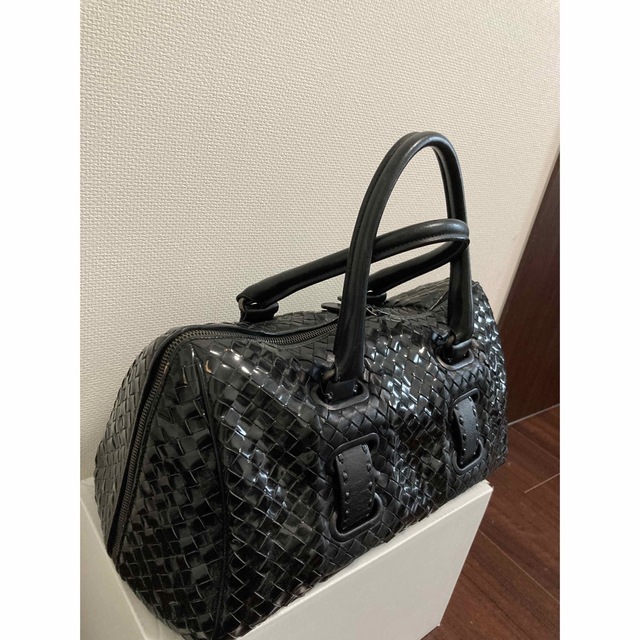 Bottega Veneta(ボッテガヴェネタ)の【レア】BOTTEGA VENETA  イントレチャート パテントレザー バッグ レディースのバッグ(ハンドバッグ)の商品写真