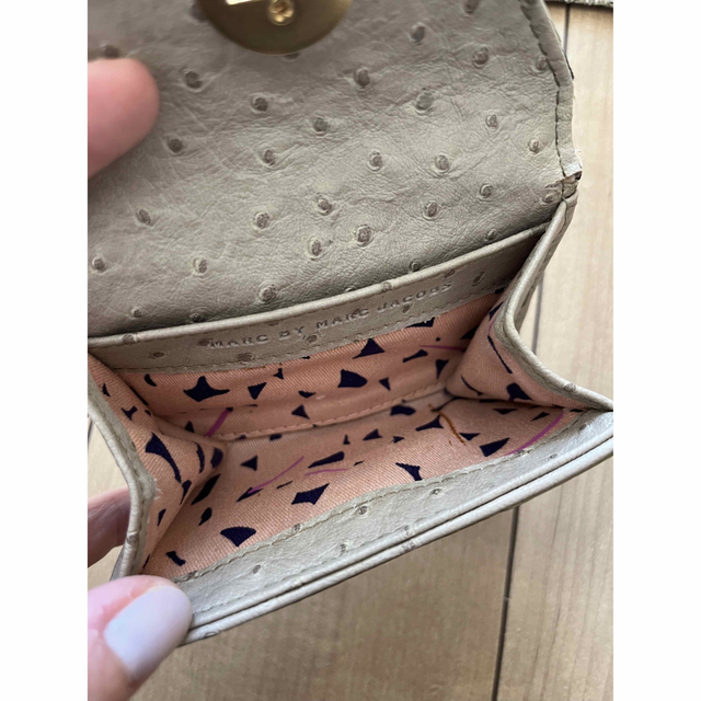 MARC BY MARC JACOBS(マークバイマークジェイコブス)のマークジェイコブス　カードケース　オーストリッチ型押し レディースのファッション小物(名刺入れ/定期入れ)の商品写真