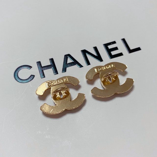 CHANELボタンピアス/イヤリング