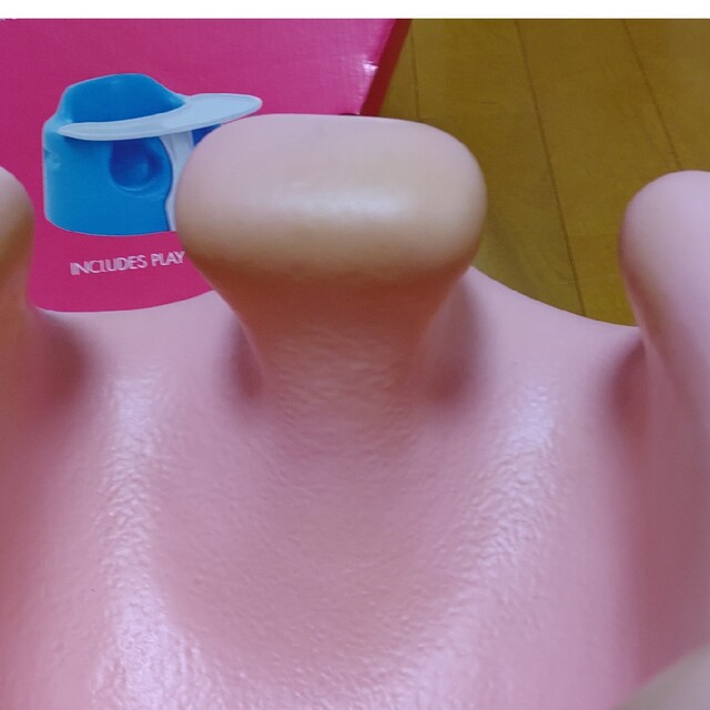 Bumbo(バンボ)のバンボ ピンク色 トレイ付き 中古品 キッズ/ベビー/マタニティの寝具/家具(その他)の商品写真