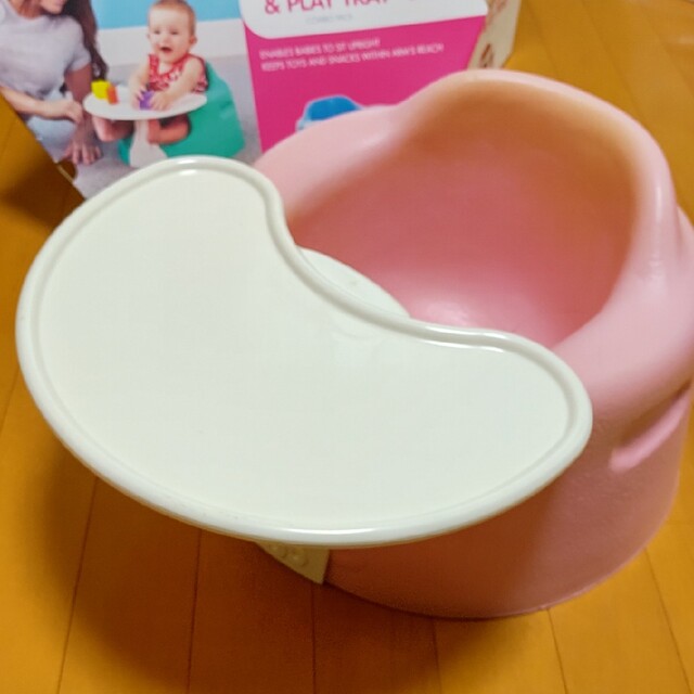 Bumbo(バンボ)のバンボ ピンク色 トレイ付き 中古品 キッズ/ベビー/マタニティの寝具/家具(その他)の商品写真