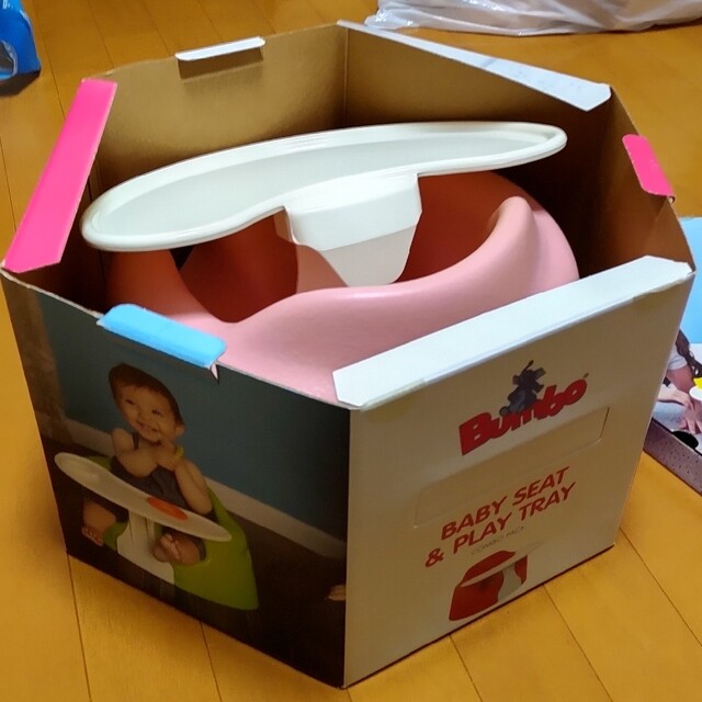 Bumbo(バンボ)のバンボ ピンク色 トレイ付き 中古品 キッズ/ベビー/マタニティの寝具/家具(その他)の商品写真