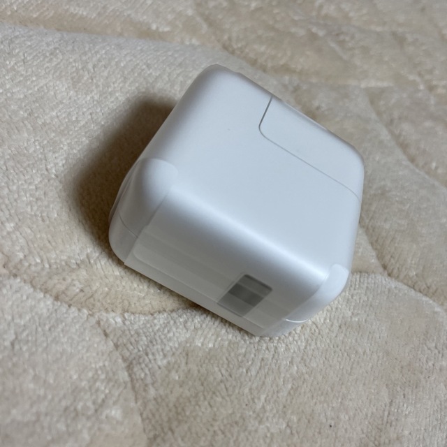 Apple(アップル)の【新品未使用】Apple USB 充電器 アダプター 10w スマホ/家電/カメラのスマートフォン/携帯電話(バッテリー/充電器)の商品写真