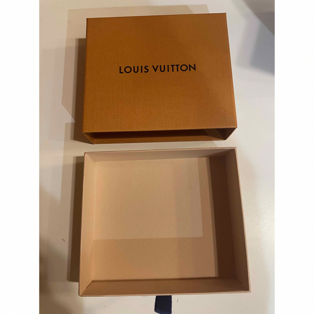 LOUIS VUITTON(ルイヴィトン)のLouis Vuitton 空箱　ショップ袋 レディースのバッグ(ショップ袋)の商品写真