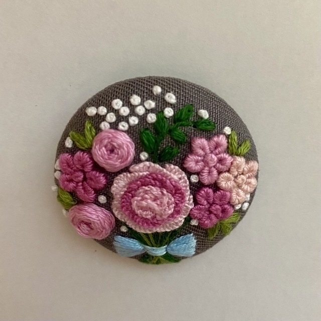 ハンドメイド　ピンクの花束の刺繍ブローチ  NO.23
