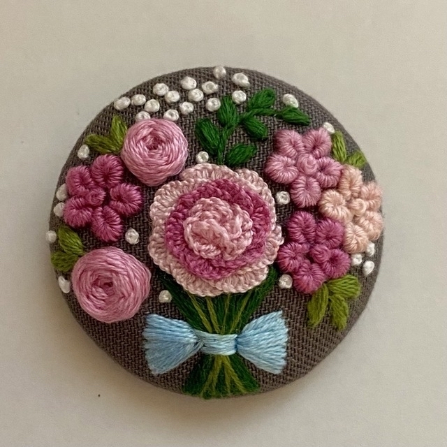 ハンドメイド　ピンクの花束の刺繍ブローチ  NO.23