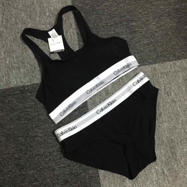 ck Calvin Klein(シーケーカルバンクライン)のTバッグ黒L➕レディース　上下セット　スポブラ&ショーツ　黒　下着　Lサイズ レディースの下着/アンダーウェア(ブラ&ショーツセット)の商品写真