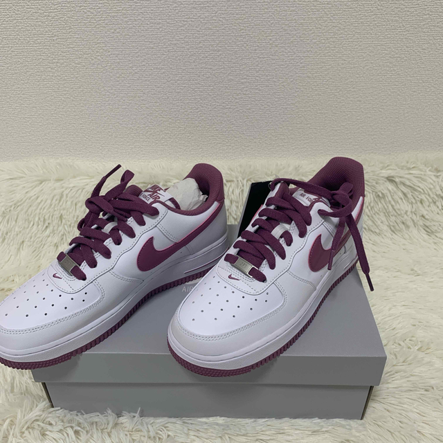 NIKE AIR FORCE 1 '07 ホワイト/ライトボルドースニーカー紫