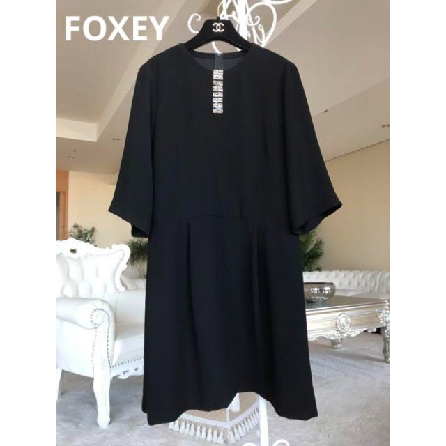 FOXEY NEW YORK(フォクシーニューヨーク)の極美品✨フォクシー ニューヨーク ビジュー付き ワンピース ブラック 38サイズ レディースのワンピース(ひざ丈ワンピース)の商品写真