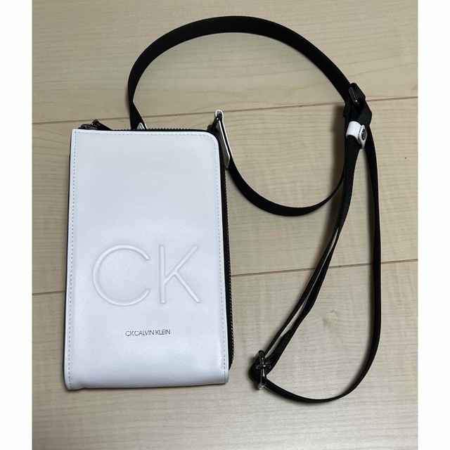 ck Calvin Klein(シーケーカルバンクライン)のCKカルバン・クライン　スマホショルダーバッグS メンズのバッグ(ショルダーバッグ)の商品写真