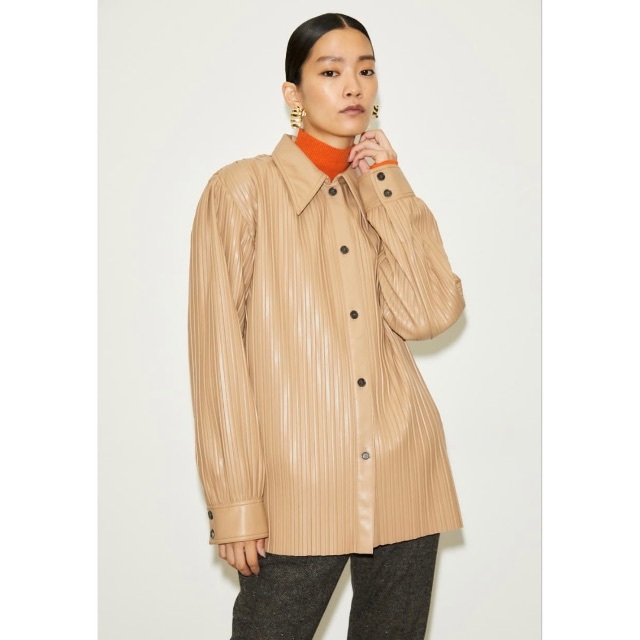 SLY(スライ)のSLY 【THROW】PLEATS VEGAN LEATHER シャツ ベージュ レディースのトップス(シャツ/ブラウス(長袖/七分))の商品写真