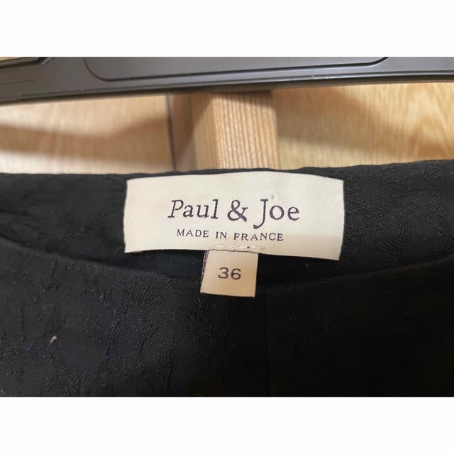 PAUL & JOE(ポールアンドジョー)のポール＆ジョー Paul&Joe   花柄パンツ 黒色 レディースのパンツ(クロップドパンツ)の商品写真