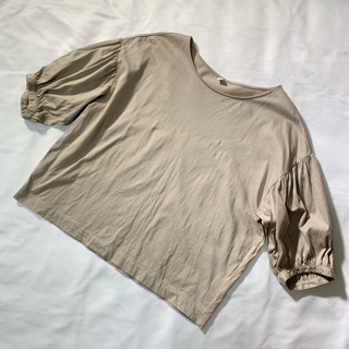 ユニクロ(UNIQLO)のユニクロ Tシャツ カットソー トップス ベージュ フレアスリーブ(Tシャツ(半袖/袖なし))