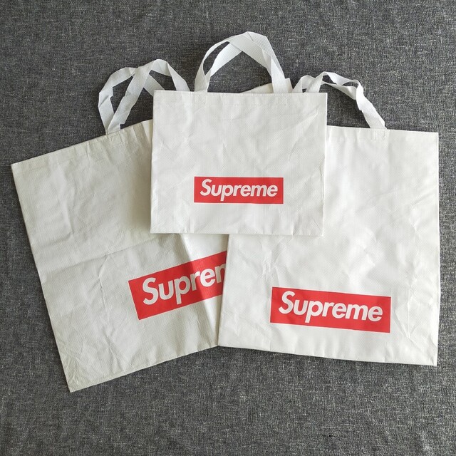 Supreme(シュプリーム)のSupreme ショッパー 大中小 スティッカー1枚付き メンズのファッション小物(その他)の商品写真