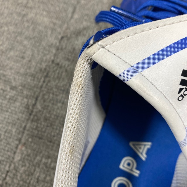 adidas(アディダス)の室内用　サッカーシューズ　22センチ スポーツ/アウトドアのテニス(シューズ)の商品写真