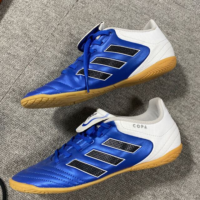 adidas(アディダス)の室内用　サッカーシューズ　22センチ スポーツ/アウトドアのテニス(シューズ)の商品写真