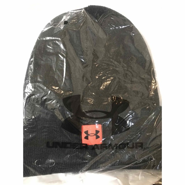 UNDER ARMOUR(アンダーアーマー)のアンダーアーマー ニット帽  HALFTIME BEANIE  ブラックレッド メンズの帽子(ニット帽/ビーニー)の商品写真