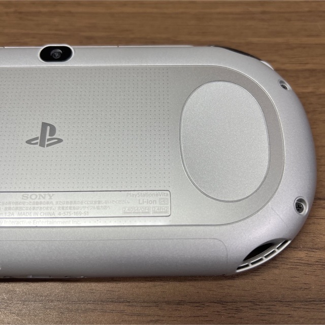 PlayStation Vita(プレイステーションヴィータ)の★本体美品★ PlayStation Vita PCH-2000 シルバー エンタメ/ホビーのゲームソフト/ゲーム機本体(携帯用ゲーム機本体)の商品写真