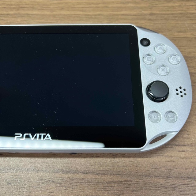 PlayStation Vita(プレイステーションヴィータ)の★本体美品★ PlayStation Vita PCH-2000 シルバー エンタメ/ホビーのゲームソフト/ゲーム機本体(携帯用ゲーム機本体)の商品写真