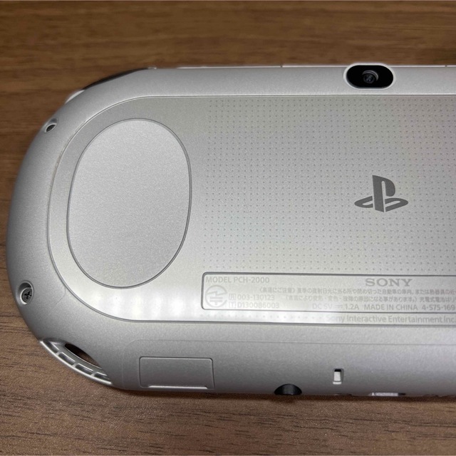 PlayStation Vita(プレイステーションヴィータ)の★本体美品★ PlayStation Vita PCH-2000 シルバー エンタメ/ホビーのゲームソフト/ゲーム機本体(携帯用ゲーム機本体)の商品写真