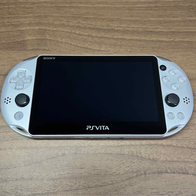 PlayStation Vita(プレイステーションヴィータ)の★本体美品★ PlayStation Vita PCH-2000 シルバー エンタメ/ホビーのゲームソフト/ゲーム機本体(携帯用ゲーム機本体)の商品写真