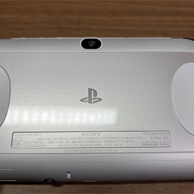 PlayStation Vita(プレイステーションヴィータ)の★本体美品★ PlayStation Vita PCH-2000 シルバー エンタメ/ホビーのゲームソフト/ゲーム機本体(携帯用ゲーム機本体)の商品写真