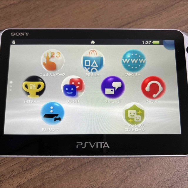 PlayStation Vita(プレイステーションヴィータ)の★本体美品★ PlayStation Vita PCH-2000 シルバー エンタメ/ホビーのゲームソフト/ゲーム機本体(携帯用ゲーム機本体)の商品写真