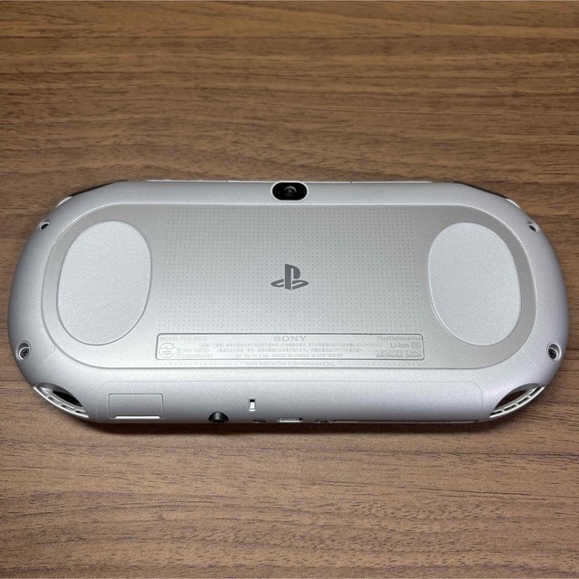 PlayStation Vita(プレイステーションヴィータ)の★本体美品★ PlayStation Vita PCH-2000 シルバー エンタメ/ホビーのゲームソフト/ゲーム機本体(携帯用ゲーム機本体)の商品写真