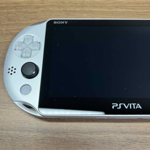 PlayStation Vita(プレイステーションヴィータ)の★本体美品★ PlayStation Vita PCH-2000 シルバー エンタメ/ホビーのゲームソフト/ゲーム機本体(携帯用ゲーム機本体)の商品写真