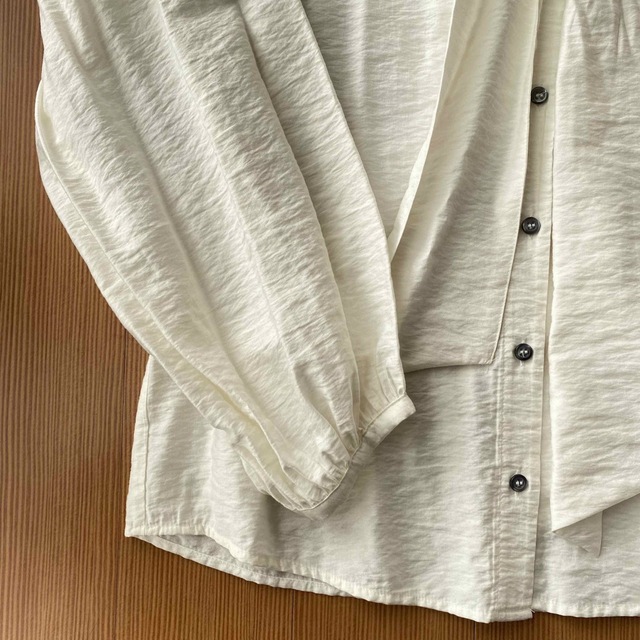 H&M(エイチアンドエム)のボウタイブラウス レディースのトップス(シャツ/ブラウス(長袖/七分))の商品写真