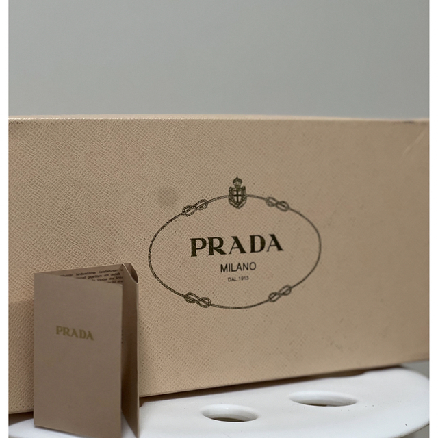 PRADA(プラダ)の【新品未使用】PRADAプラダ エナメルサンダル　ブラック（箱あり） レディースの靴/シューズ(ハイヒール/パンプス)の商品写真